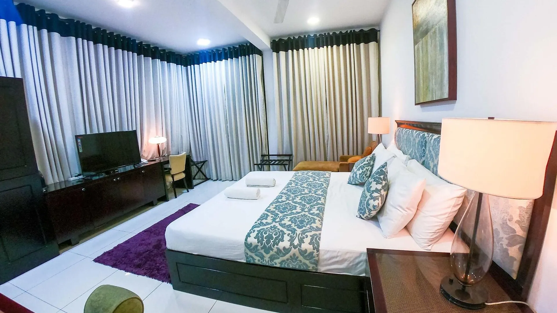 Romance Hills Hotel Канди