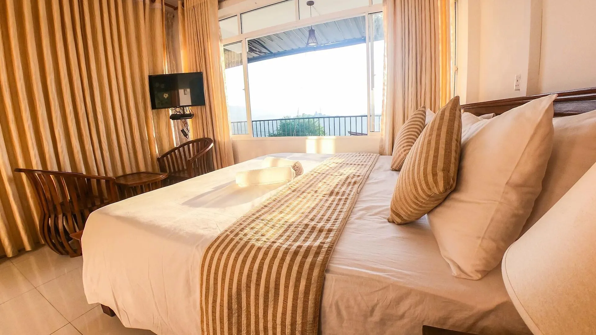 Romance Hills Hotel Канди