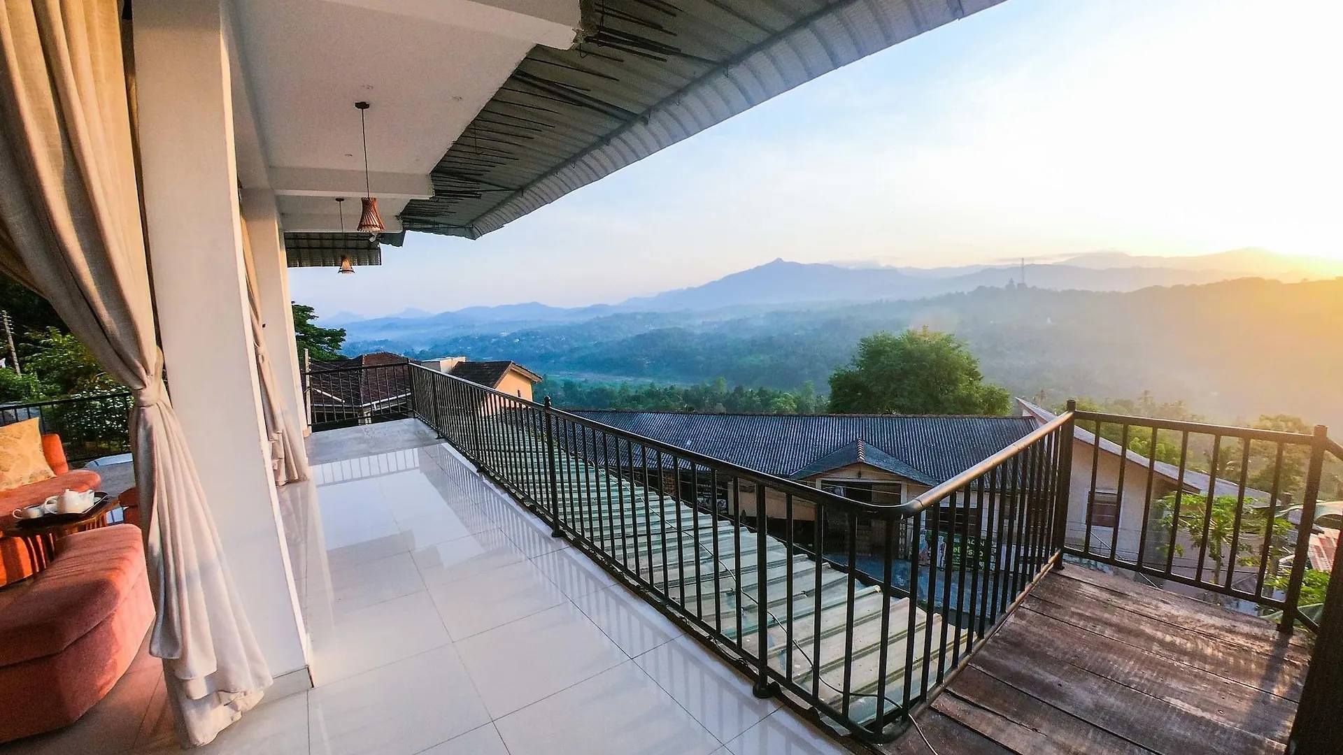 Romance Hills Hotel Канди