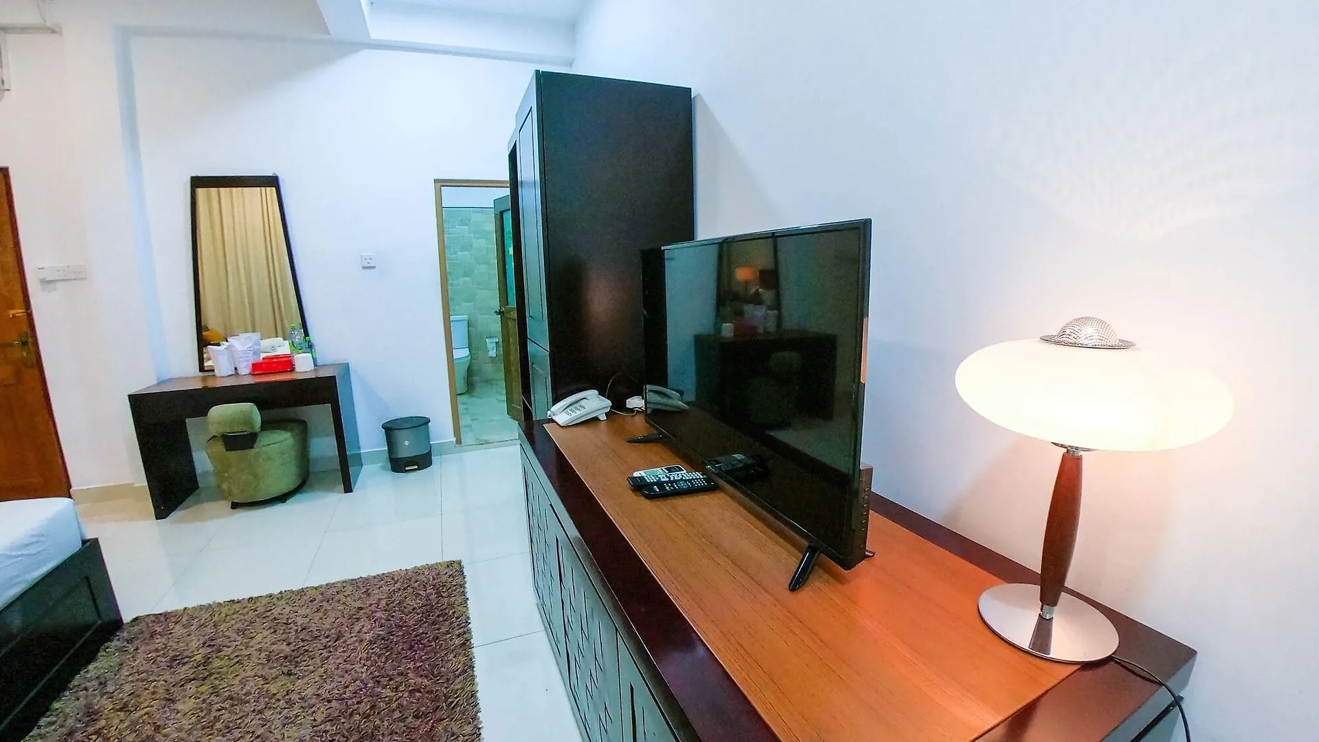 Romance Hills Hotel Канди